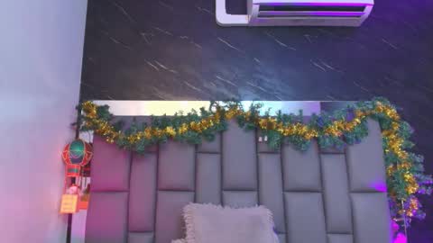 Mia online show from December 4, 12:03 pm