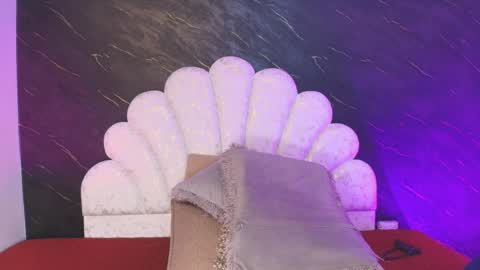 Mia online show from March 31, 12:05 pm