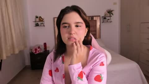 Snapshot of miaacute2 chatting on April 16, 9:37 pm Mia online show from April 16, 9:37 pm