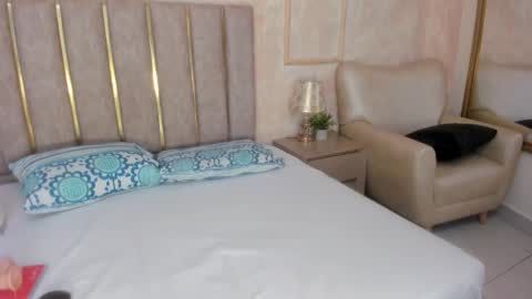 miaaffox online show from January 8, 7:49 pm