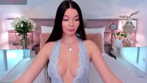Mia online show from April 28, 7:30 pm
