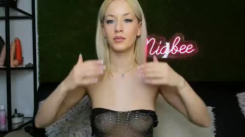 MiaBeeX online show from May 5, 1:30 pm