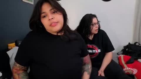 Snapshot of miacanela_xo chatting on February 28, 3:18 am Mia online show from February 28, 3:18 am