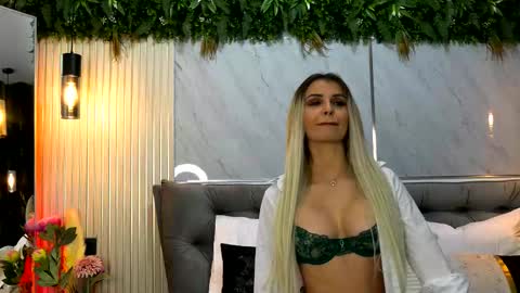 Mia online show from January 5, 10:46 pm