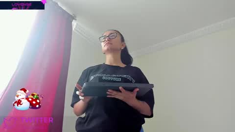 Snapshot of miagonzal chatting on December 12, 5:48 pm Mia online show from December 12, 5:48 pm