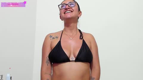 Snapshot of miagonzal chatting on September 30, 1:10 am Mia online show from September 30, 1:10 am