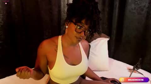 Mia online show from March 4, 12:27 am