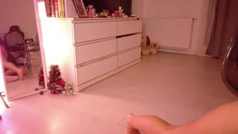 Snapshot of miaknoxxx chatting on December 21, 10:06 pm Mia online show from December 21, 10:06 pm