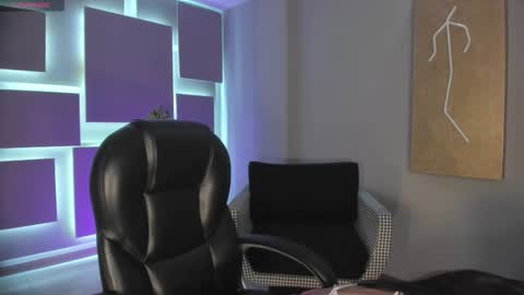 Call me Mia  online show from November 14, 7:23 pm