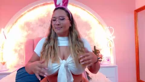 Mia online show from December 15, 4:28 am