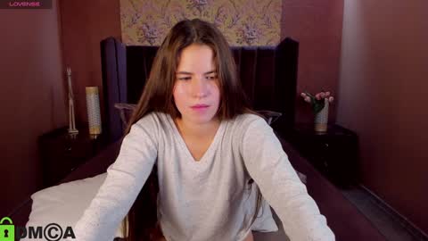 Mia online show from December 10, 9:01 am