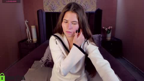 Mia online show from December 12, 11:29 am