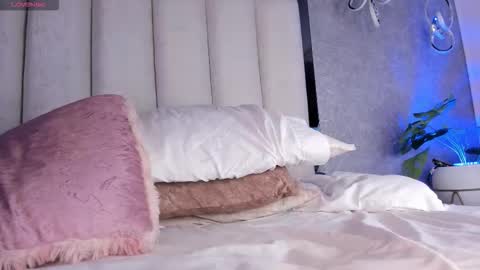 mia logan  online show from November 29, 11:57 am