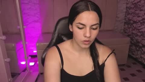 Snapshot of mialover_v chatting on September 23, 8:23 pm Hi Stream 1500 to 2100 online show from September 23, 8:23 pm