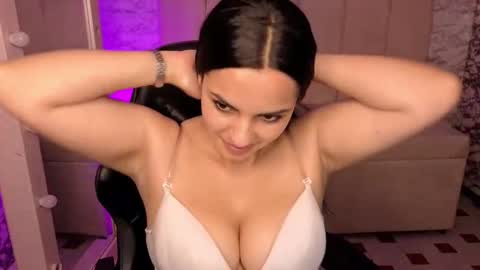 Snapshot of mialover_v chatting on October 5, 1:26 am Hi Stream 1500 to 2100 online show from October 5, 1:26 am