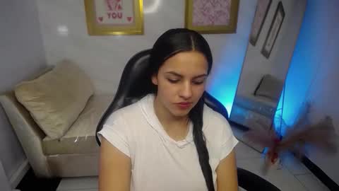 Snapshot of mialover_v chatting on October 24, 8:05 pm Hi Stream 1500 to 2100 online show from October 24, 8:05 pm