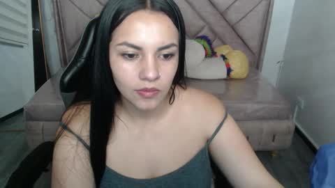 Snapshot of mialover_v chatting on October 27, 8:13 pm Hi Stream 1500 to 2100 online show from October 27, 8:13 pm