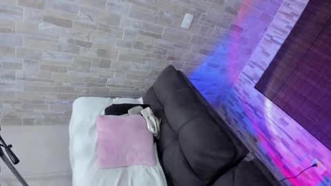 Mia online show from December 17, 1:18 am