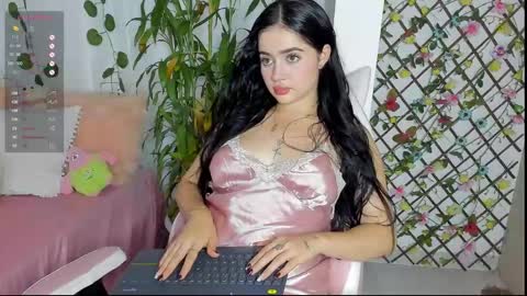 Snapshot of miamaiha chatting on December 2, 10:01 pm mia 600am-1000am Colombia time online show from December 2, 10:01 pm