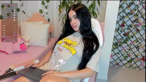 Snapshot of miamaiha chatting on December 19, 10:10 pm mia 600am-1000am Colombia time online show from December 19, 10:10 pm