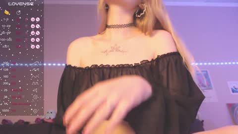 Mia online show from December 8, 1:36 pm