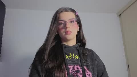 Mia online show from April 27, 8:23 am