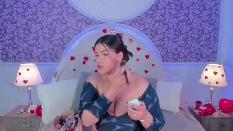 Snapshot of miamontoya chatting on February 20, 1:22 pm Mia -5 7001400 Follow online show from February 20, 1:22 pm