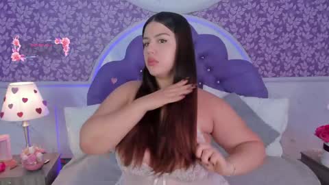 Snapshot of miamontoya chatting on April 15, 6:04 pm Mia -5 7001400 Follow online show from April 15, 6:04 pm