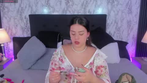 Snapshot of miamontoya chatting on May 20, 1:06 pm Mia -5 7001400 Follow online show from May 20, 1:06 pm