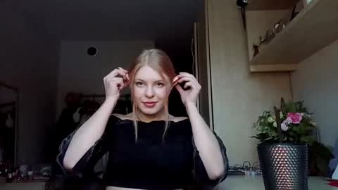 Mia online show from February 5, 3:38 pm