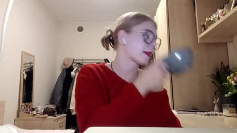 Mia online show from February 6, 5:05 pm