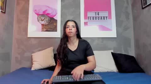 Mia online show from October 6, 9:01 pm