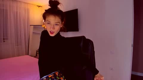 Mia online show from December 3, 7:34 pm