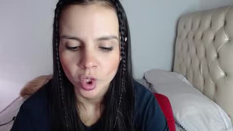 miarobinn_ online show from December 1, 4:29 pm