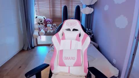 Snapshot of miasilk chatting on March 13, 9:16 am Miayna Silk online show from March 13, 9:16 am