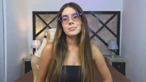 Snapshot of miasilverr chatting on June 26, 7:18 pm Mia online show from June 26, 7:18 pm