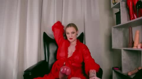 Snapshot of miaunicorn chatting on November 11, 9:53 am Lana online show from November 11, 9:53 am