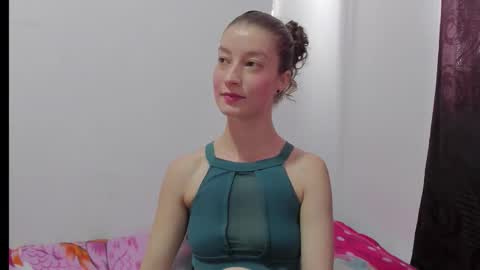 Snapshot of miavolkova_ chatting on October 27, 7:18 pm Chloe online show from October 27, 7:18 pm