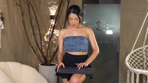 Snapshot of miawithe chatting on March 2, 12:31 am mia online show from March 2, 12:31 am