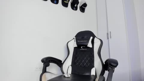 Snapshot of michael_boy88_ chatting on February 23, 7:38 pm Michael Boy online show from February 23, 7:38 pm