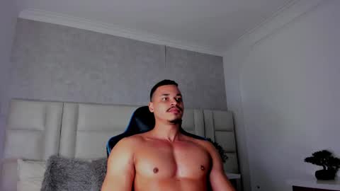 Snapshot of michael_reinolds chatting on September 27, 3:33 am Michael online show from September 27, 3:33 am