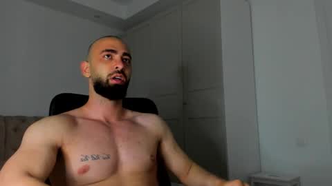 MichaelEvansx online show from May 11, 9:45 pm