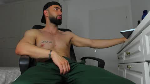 MichaelEvansx online show from May 18, 8:47 pm
