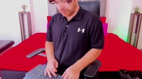 Michael  Contenido explcito online show from October 18, 8:53 pm