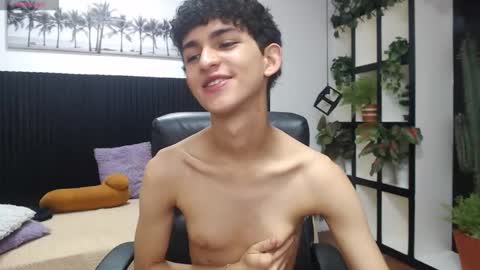 Snapshot of michaelkoiv chatting on December 21, 12:45 pm michaelkoiv online show from December 21, 12:45 pm