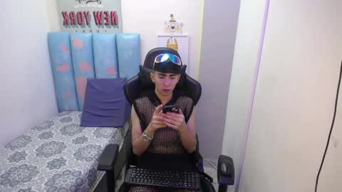 Snapshot of michaell_twinkk_ chatting on April 8, 4:23 am MICHEAL online show from April 8, 4:23 am