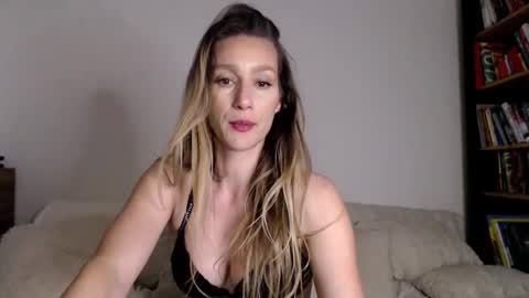 Snapshot of michellebele chatting on June 4, 8:26 pm MichelleBele online show from June 4, 8:26 pm
