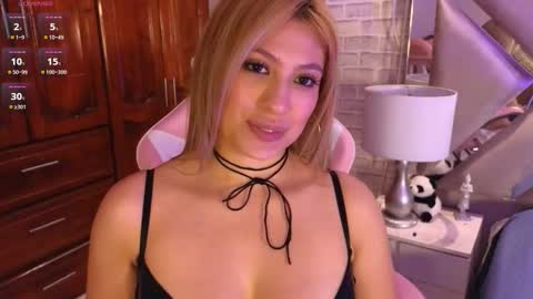 Snapshot of michellefoxx6 chatting on December 17, 4:35 pm Michelle Foxx online show from December 17, 4:35 pm