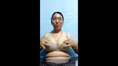 Snapshot of mickye00 chatting on May 7, 10:04 pm Miky online show from May 7, 10:04 pm