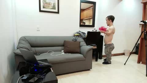 Snapshot of midgettripod1 chatting on May 5, 11:02 pm Aaron online show from May 5, 11:02 pm